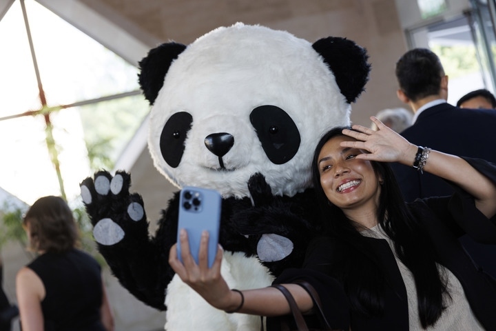 2022年8月24日，在美國華盛頓中國駐美國大使館，來賓與大熊貓玩偶合影。