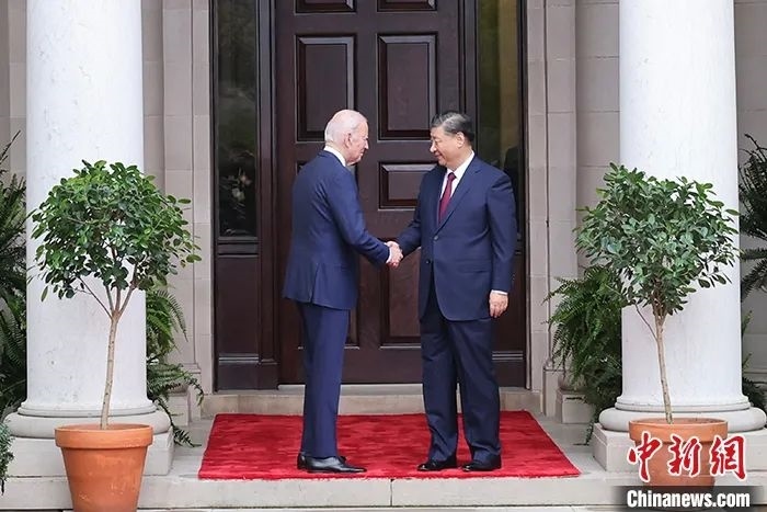 當(dāng)?shù)貢r(shí)間11月15日，中國國家主席習(xí)近平在美國舊金山斐洛里莊園同美國總統(tǒng)拜登舉行中美元首會(huì)晤。中新社記者 盛佳鵬 攝