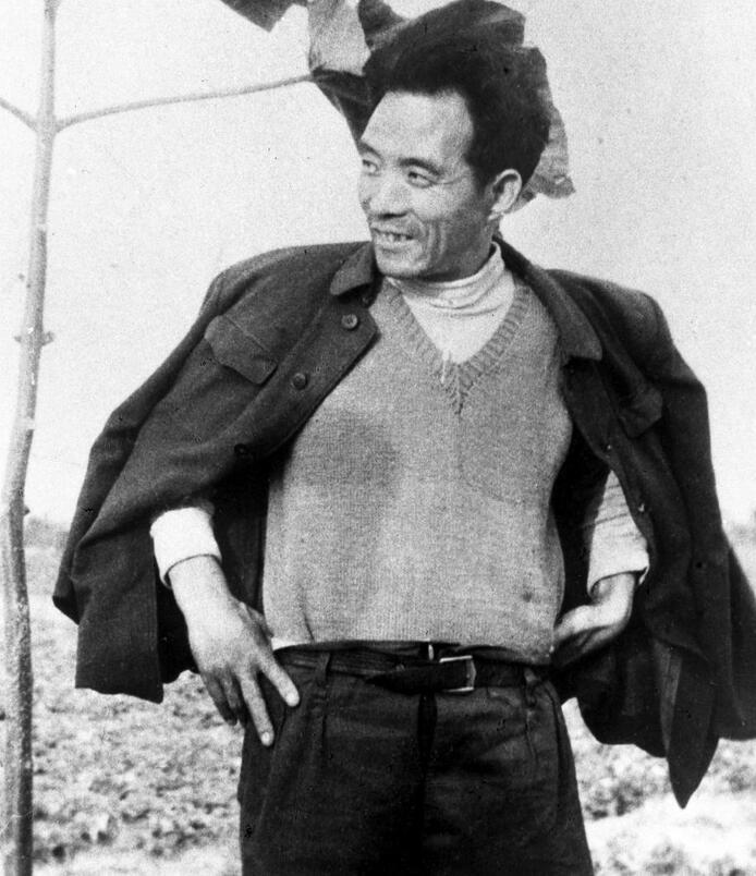 這是焦裕祿當(dāng)年滿懷豪情地在泡桐樹前留影。新華社發(fā)（1990年5月10日發(fā)）