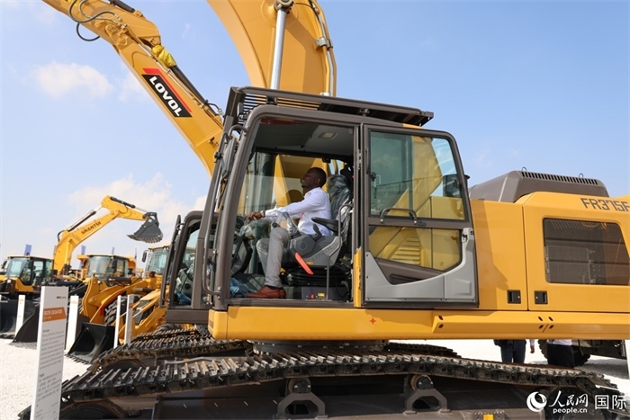 嘉賓參觀體驗山東重工產品。人民網(wǎng)記者 任皓宇攝