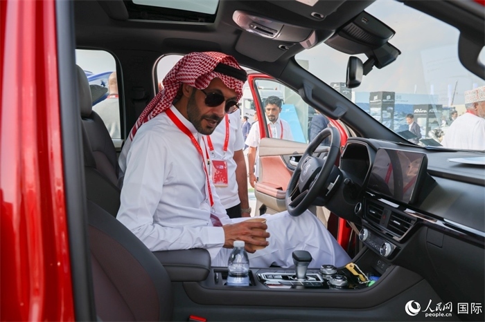 嘉賓參觀體驗山東重工產品。人民網(wǎng)記者 任皓宇攝