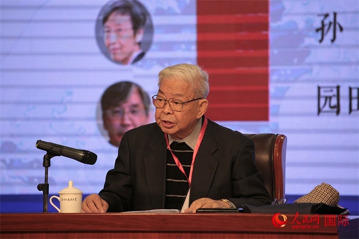 北京外國語大學(xué)北京日本學(xué)研究中心原主任嚴(yán)安生發(fā)表主旨演講。人民網(wǎng)記者 張麗婭攝