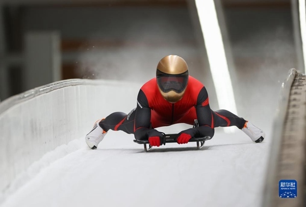 11月25日，天津隊(duì)選手閆文港在比賽中抵達(dá)終點(diǎn)。新華社記者 王楷焱 攝