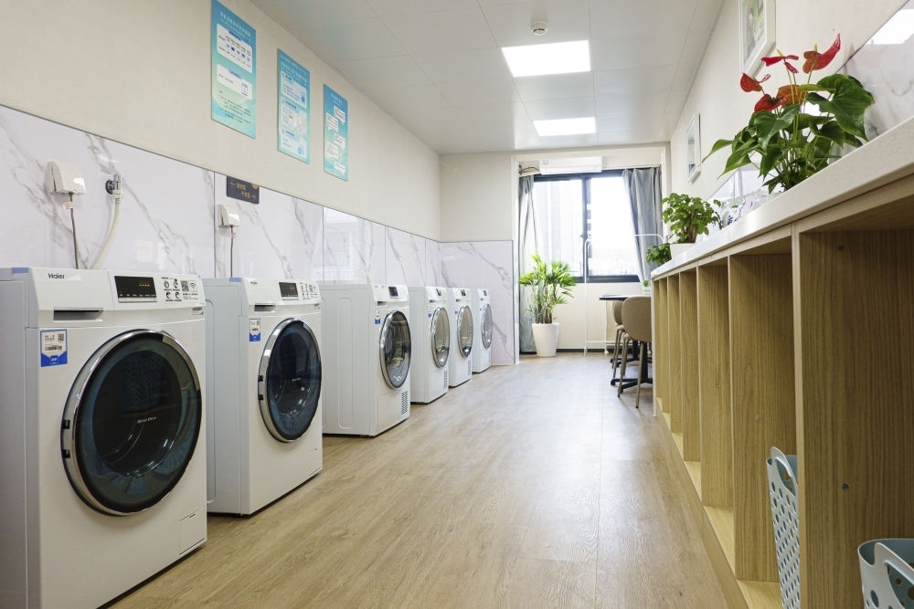 閔行區(qū)新時代城市建設(shè)者管理者之家的共享廚房和共享洗衣房。