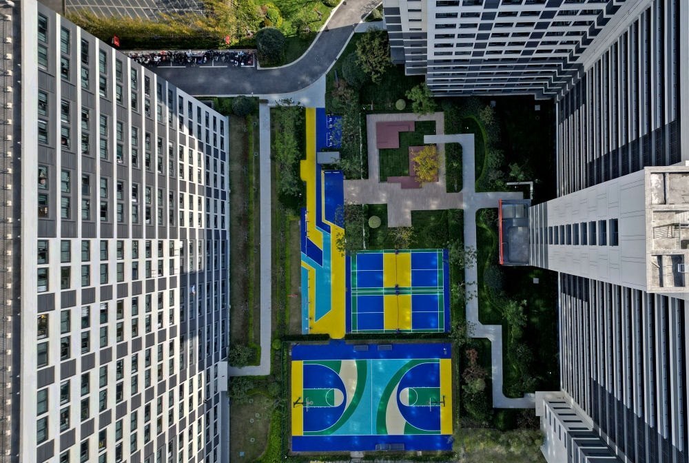 社區(qū)內(nèi)的運動場地設(shè)施（無人機照片）。