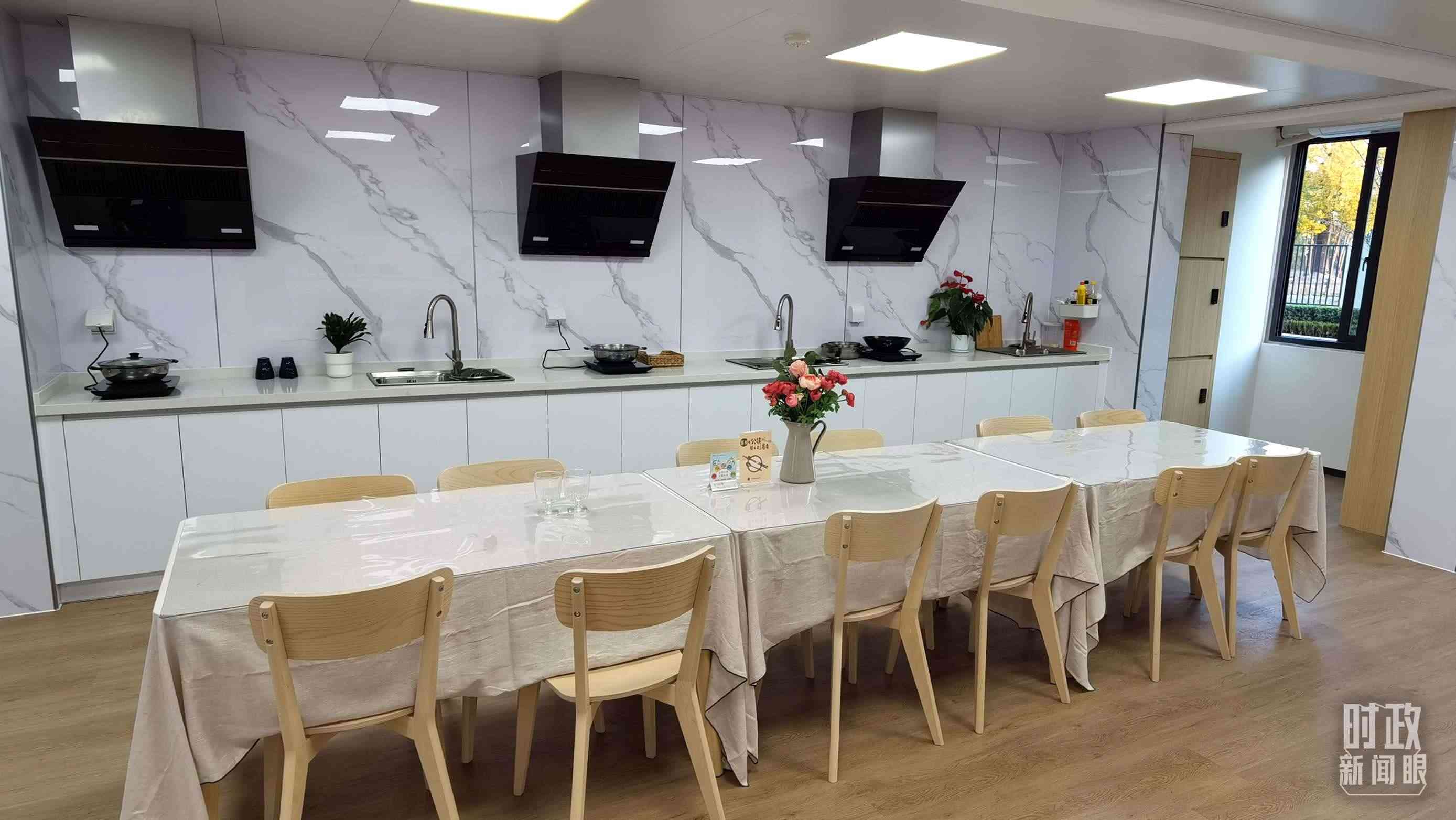 △閔行區(qū)新時(shí)代城市建設(shè)者管理者之家內(nèi)的共享廚房。（總臺(tái)央視記者郭鴻拍攝）