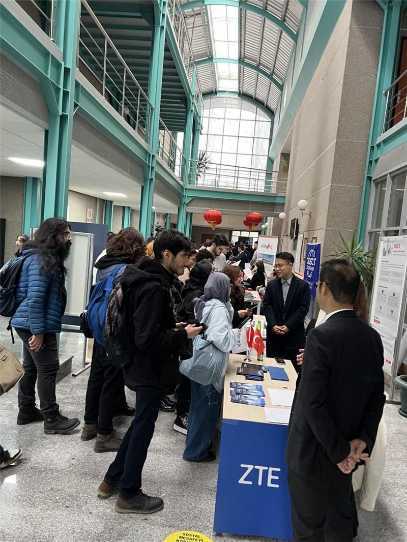 土耳其大學(xué)生在中企展臺交流。主辦方供圖