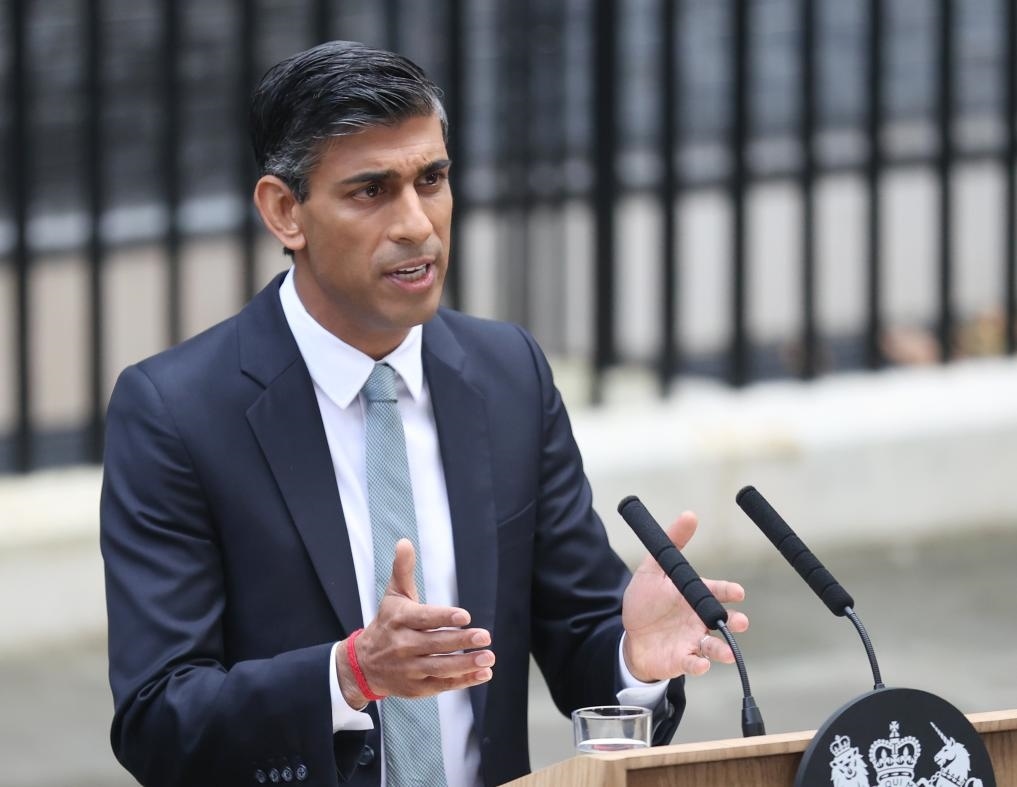 2022年10月25日，里?！ぬK納克在英國倫敦唐寧街10號首相府前發(fā)表講話。新華社記者李穎攝