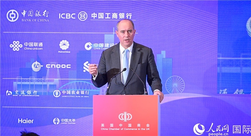 英國商業(yè)貿(mào)易部國務(wù)大臣（投資大臣）多米尼克·約翰遜與會(huì)。人民網(wǎng) 郭錦標(biāo)攝