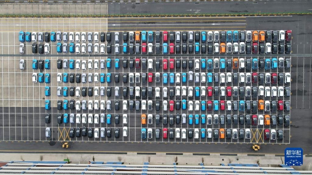 這是2023年7月9日在上海外高橋海通汽車碼頭拍攝的等待裝船運往澳大利亞的上汽MG品牌汽車和新能源車（無人機照片）。新華社記者 方喆 攝