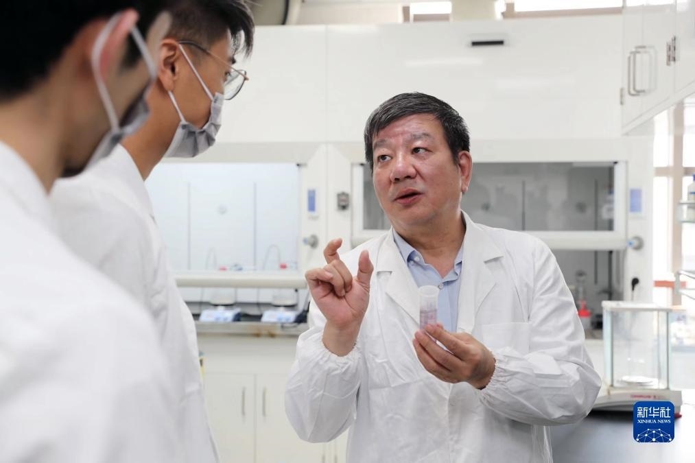 中國科學(xué)院院士、國家自然科學(xué)獎一等獎得主趙東元在復(fù)旦大學(xué)實驗室里指導(dǎo)學(xué)生（2023年9月2日攝）。新華社記者 劉穎 攝