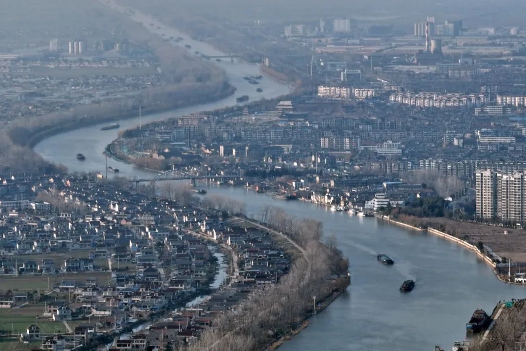 2月16日，貨船行駛在京杭大運河江蘇寶應段。新華社發(fā)（沈冬兵攝）