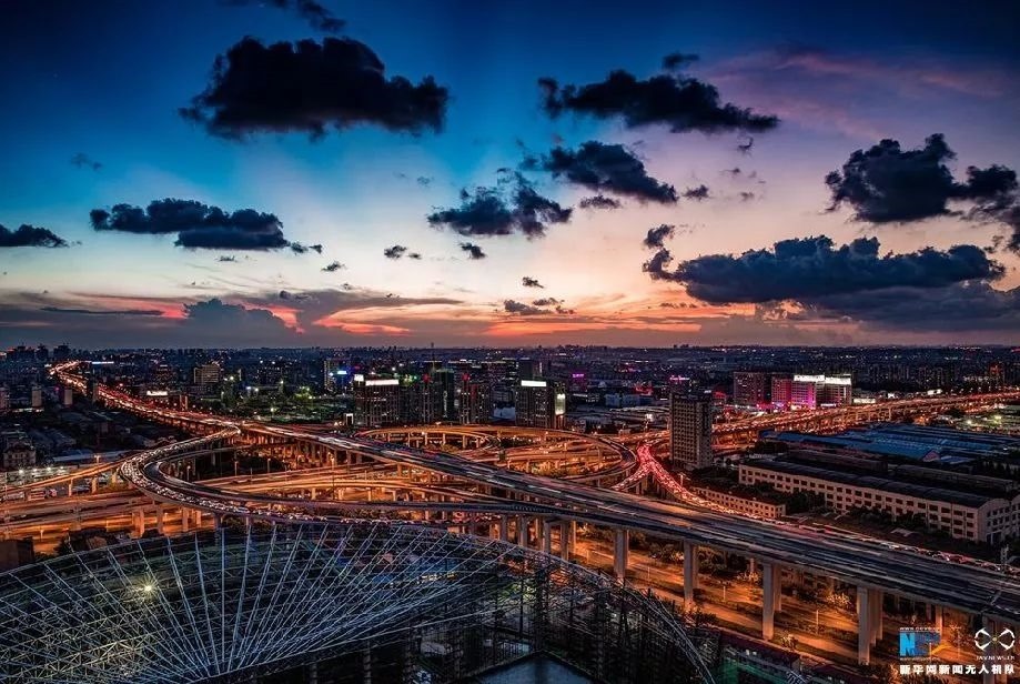 傍晚時刻的上海立交橋。新華網(wǎng)發(fā) 田橫 攝