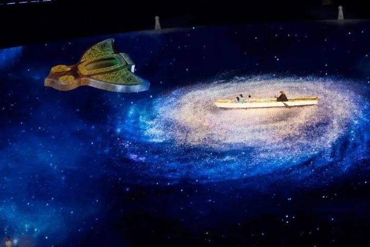 杭州第4屆亞殘運(yùn)會(huì)閉幕式上，吉祥物飛飛幻化回良渚玉鳥(niǎo)的模樣，盤(pán)旋于夜色之中。記者 倪雁強(qiáng) 董旭明 攝