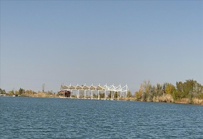 2023年11月1日，督察組拍攝到弱水花海景區(qū)建有人工湖及水上游樂設(shè)施。（中央第四生態(tài)環(huán)境保護(hù)督察組供圖）