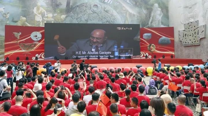 2019年7月6日，杭州市民揮舞國(guó)旗慶祝良渚古城遺址獲準(zhǔn)列入世界遺產(chǎn)名錄。記者 吳煌 倪雁強(qiáng) 攝