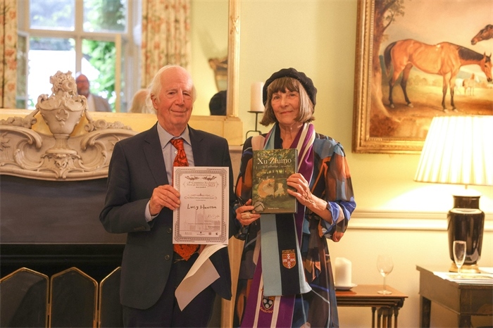 艾倫·麥克法蘭教授為漢密爾頓頒發(fā)文學(xué)類終身成就獎(jiǎng)。雨珊攝