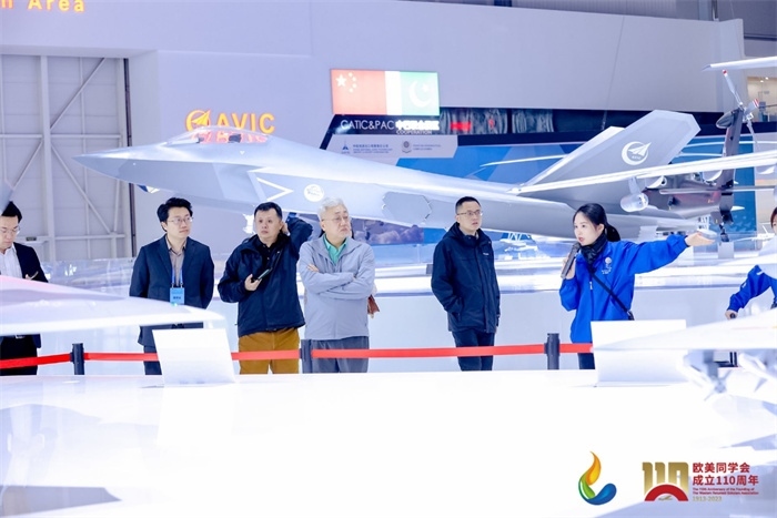 參會(huì)嘉賓和留學(xué)歸國人員參觀珠海太空中心。主辦方供圖