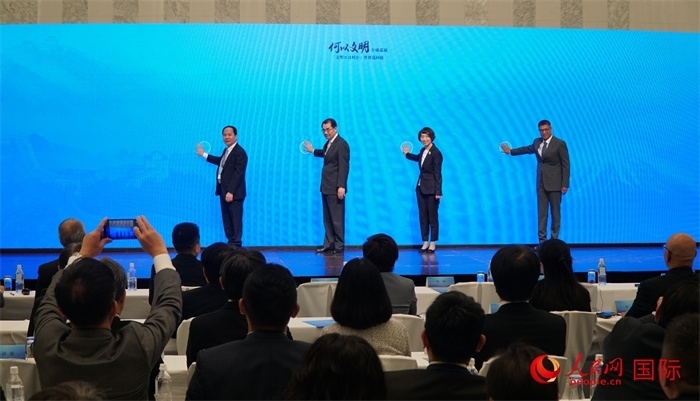 嘉賓共同啟動“何以文明”日本特展體驗暨2024年總臺春晚宣介區(qū)。人民網(wǎng) 蔣曉辰攝