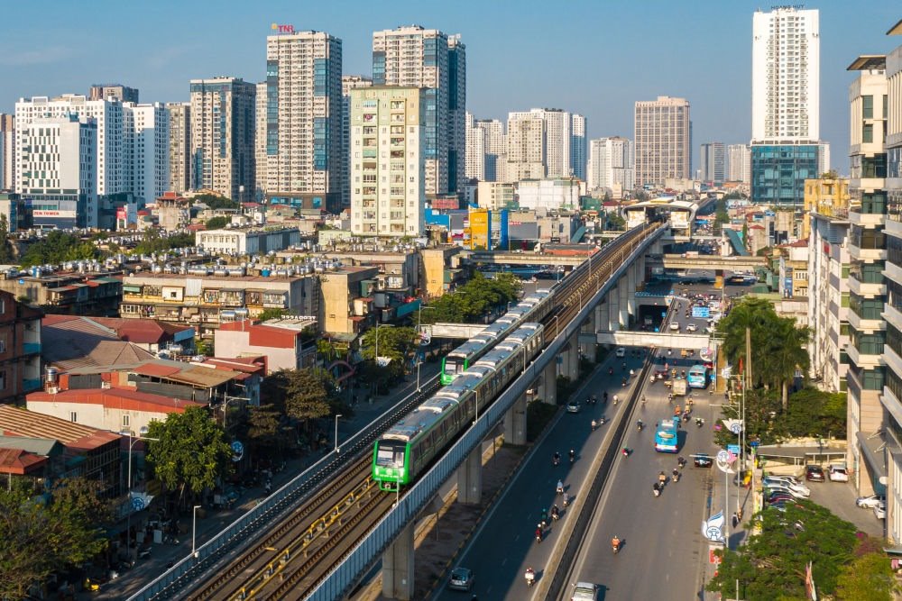 2021年12月1日，在越南首都河內(nèi)，列車在吉靈-河?xùn)|輕軌線上行駛。新華社發(fā)（中鐵六局河內(nèi)輕軌項(xiàng)目部供圖）