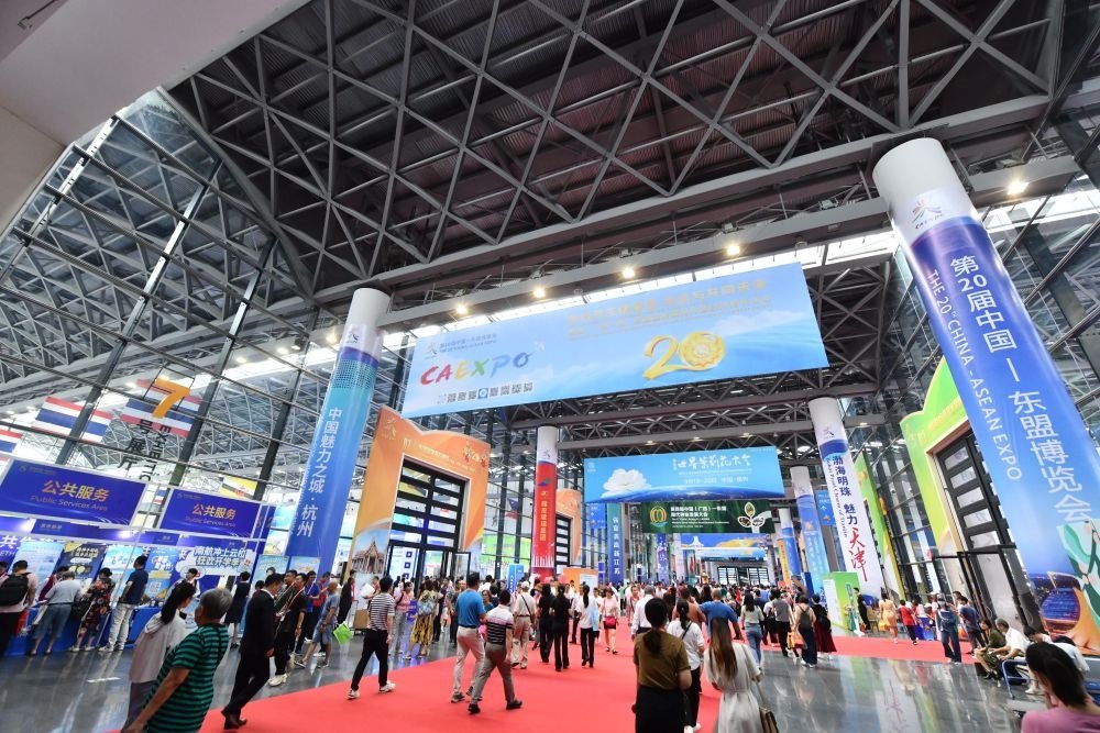 2023年9月18日，參觀者在第二十屆中國(guó)—東盟博覽會(huì)東盟商品展區(qū)選購(gòu)商品。新華社記者 黃孝邦 攝