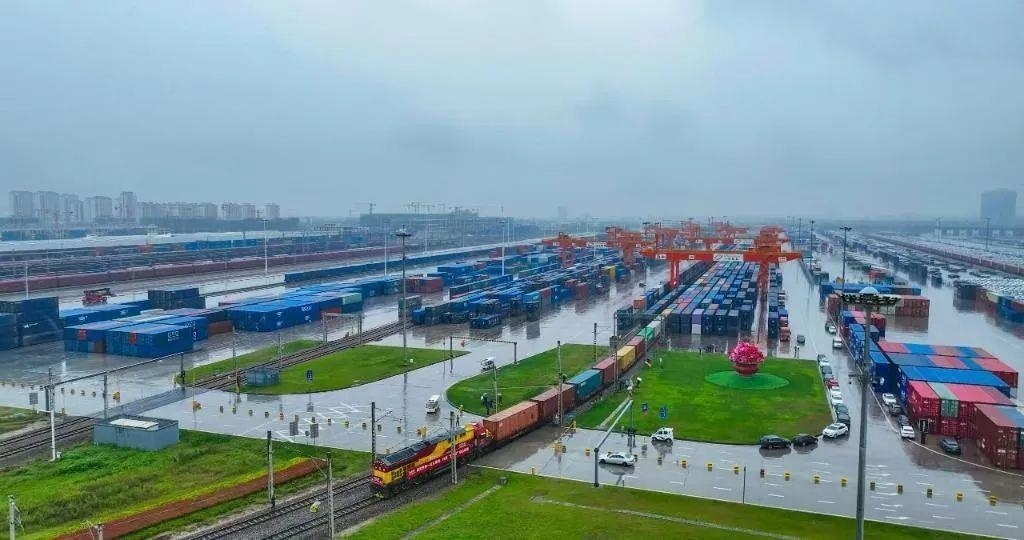 △2023年9月28日，中歐班列長安號第20000列從陜西西安國際港站開出。