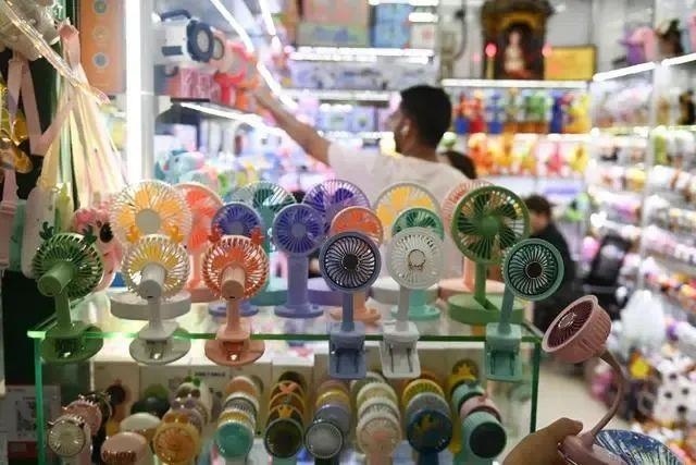 △近期，客商在浙江義烏國際商貿(mào)城采購商品。