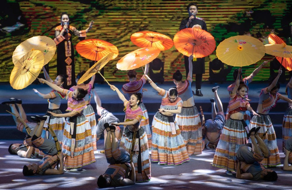 2023年1月18日，以“同心筑厚誼 攜手共發(fā)展”為主題的2023年中越跨國(guó)春節(jié)聯(lián)歡晚會(huì)在云南省紅河哈尼族彝族自治州河口瑤族自治縣舉行，越南老街省民族藝術(shù)歌舞團(tuán)的演員在晚會(huì)上表演歌舞《漂浮在云端的節(jié)日》。新華社記者 胡超 攝