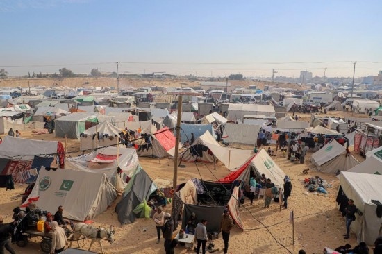  這是12月8日在加沙地帶南部城市拉法拍攝的臨時(shí)營地。新華社發(fā)（里澤克·阿卜杜勒賈瓦德攝）