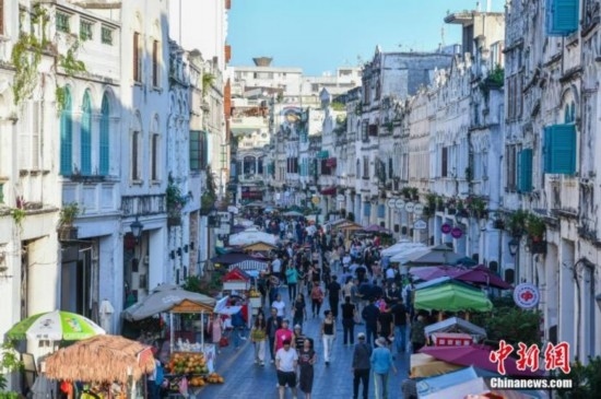 圖為?？隍T樓老街游客如織。 <a target='_blank' href='/' ><p align=