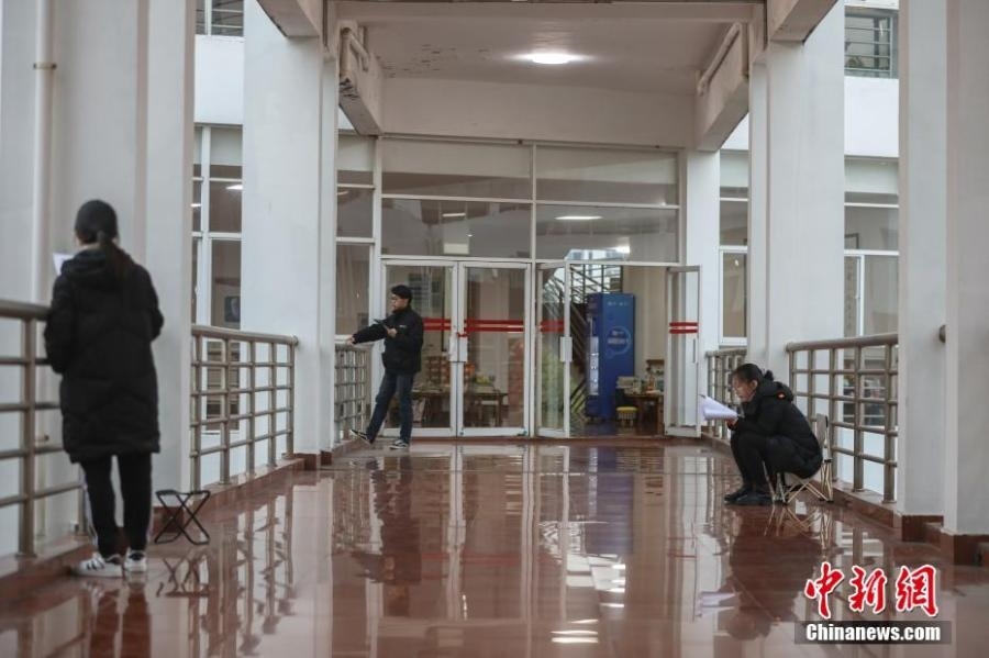 資料圖：幾位考研學生在南昌大學教學樓的天橋上復習備考。劉力鑫 攝