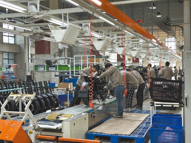  產(chǎn)業(yè)領(lǐng)跑 在長三角一體化發(fā)展格局下，新能源制造業(yè)通過產(chǎn)業(yè)集群協(xié)同發(fā)展，形成現(xiàn)代化產(chǎn)業(yè)體系。圖為位于江蘇常州市的比亞迪工廠內(nèi)，工作人員正在組裝銷往非洲國家的電動(dòng)摩托車。 拉丁美洲通訊社古巴籍?dāng)z影記者 朗尼·洛佩茲（中文名羅帥）攝