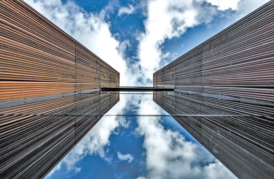  開放共享 今年9月，改造升級后的上海凝聚力工程博物館開門迎客。博物館大廳公共區(qū)域在功能提升、資源整合后，釋放更多公共服務(wù)空間，帶給市民更多新體驗(yàn)。 上海某餐廳法國籍廚師 邁克爾·溫德林?jǐn)z