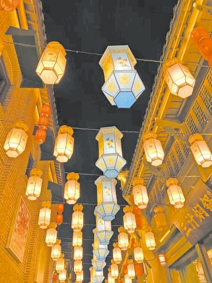  古城新韻 位于安徽安慶市安慶古城的倒扒獅歷史文化街區(qū)依江而建，在保留歷史建筑的同時(shí)，引入產(chǎn)業(yè)新業(yè)態(tài)，激發(fā)歷史文化街區(qū)活力，吸引了眾多游客前來游玩。 韓國籍視頻博主 金峻范攝