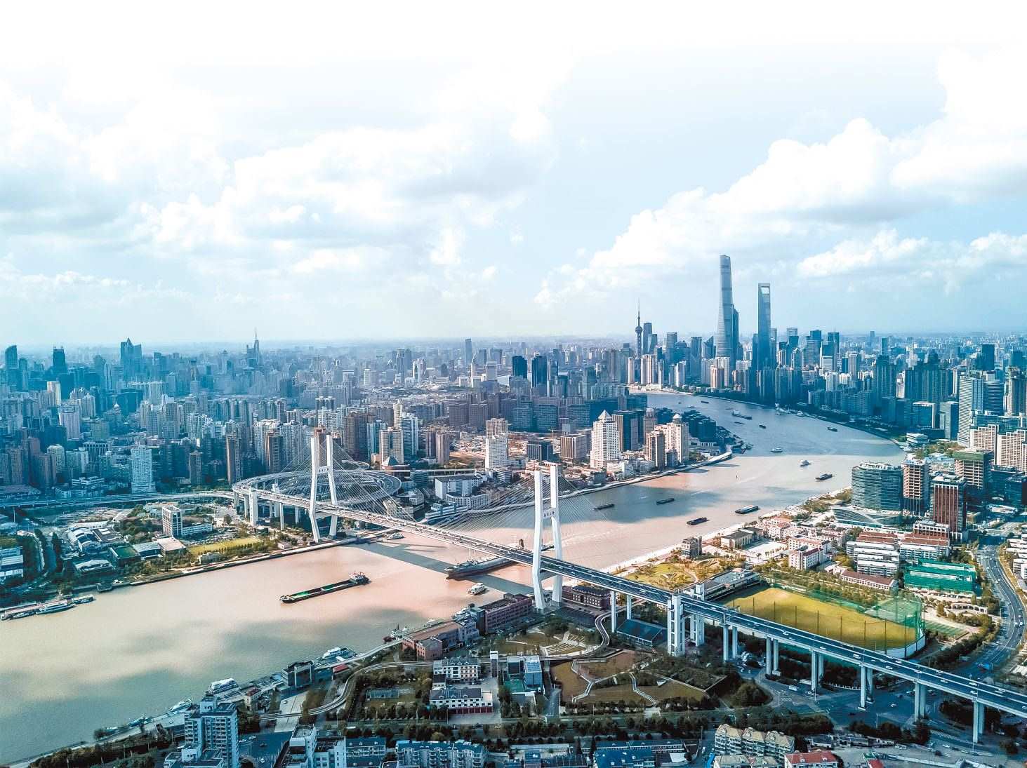  潮起東方 上海黃浦江兩岸高樓林立，風(fēng)光無限。近年來，上海以開放創(chuàng)新之姿，謀劃推動(dòng)高質(zhì)量發(fā)展，奮力開創(chuàng)長三角一體化新局面。 德國籍導(dǎo)演、建筑師、攝影師 馬克·西格蒙德攝 “起初，我被東方古國的悠久歷史文化吸引來到中國。在上海生活的10多年間，我見證了這座城市的發(fā)展歷程，也感受到它兼具傳統(tǒng)與現(xiàn)代的獨(dú)特魅力。”