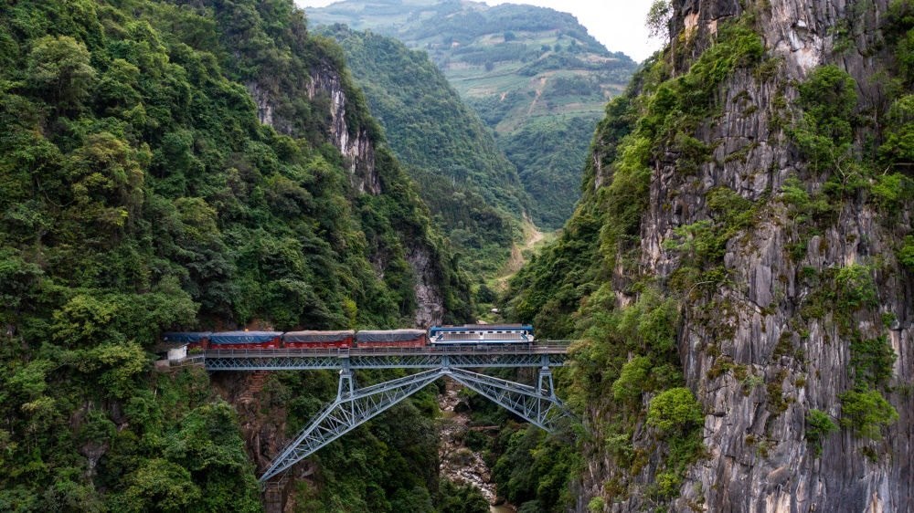 2023年6月20日，一列火車駛過(guò)人字橋。