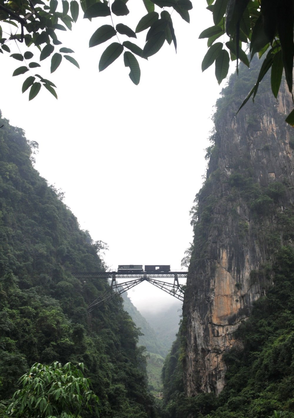 2009年6月1日，一列小火車從人字橋上通過(guò)。