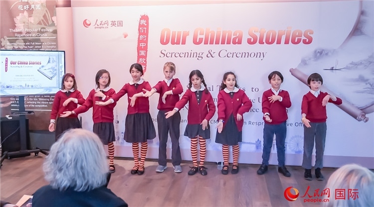 肯辛頓韋德預備學校小學生表演。人民網(wǎng) 郭錦標攝