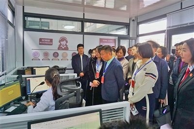  在昆明中院訴前調(diào)解工作室內(nèi)，代表們觀摩法官線上調(diào)解。