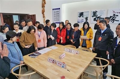  在劍川法院家事調(diào)解室內(nèi)，該院制作的《離婚證明書(shū)》引起了代表們的關(guān)注。