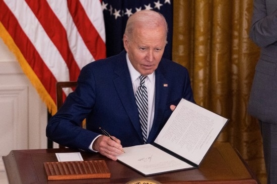 10月30日，美國總統(tǒng)拜登在華盛頓白宮簽署人工智能監(jiān)管行政令。新華社發(fā)（亞倫攝）