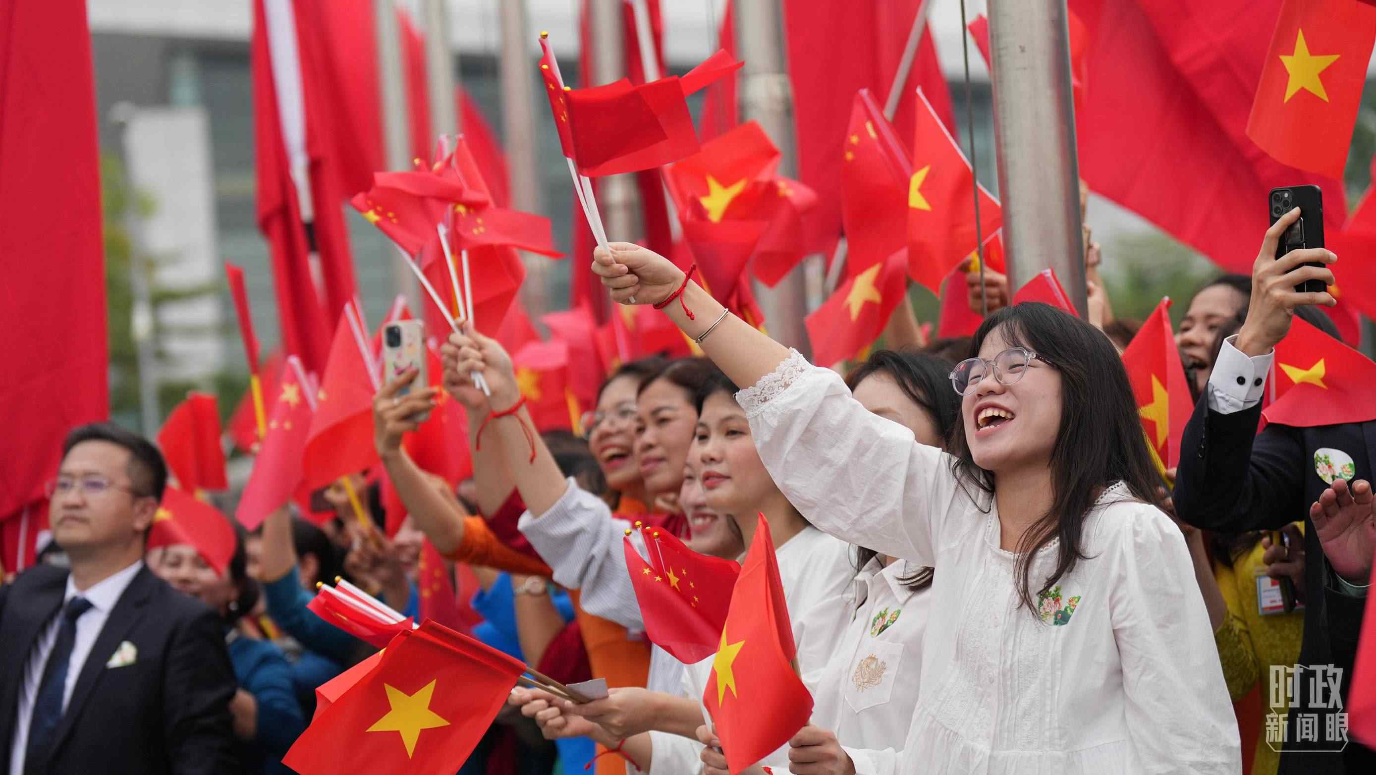 △人們揮舞兩國(guó)旗幟歡迎習(xí)近平訪越。（總臺(tái)國(guó)廣記者李晉拍攝）