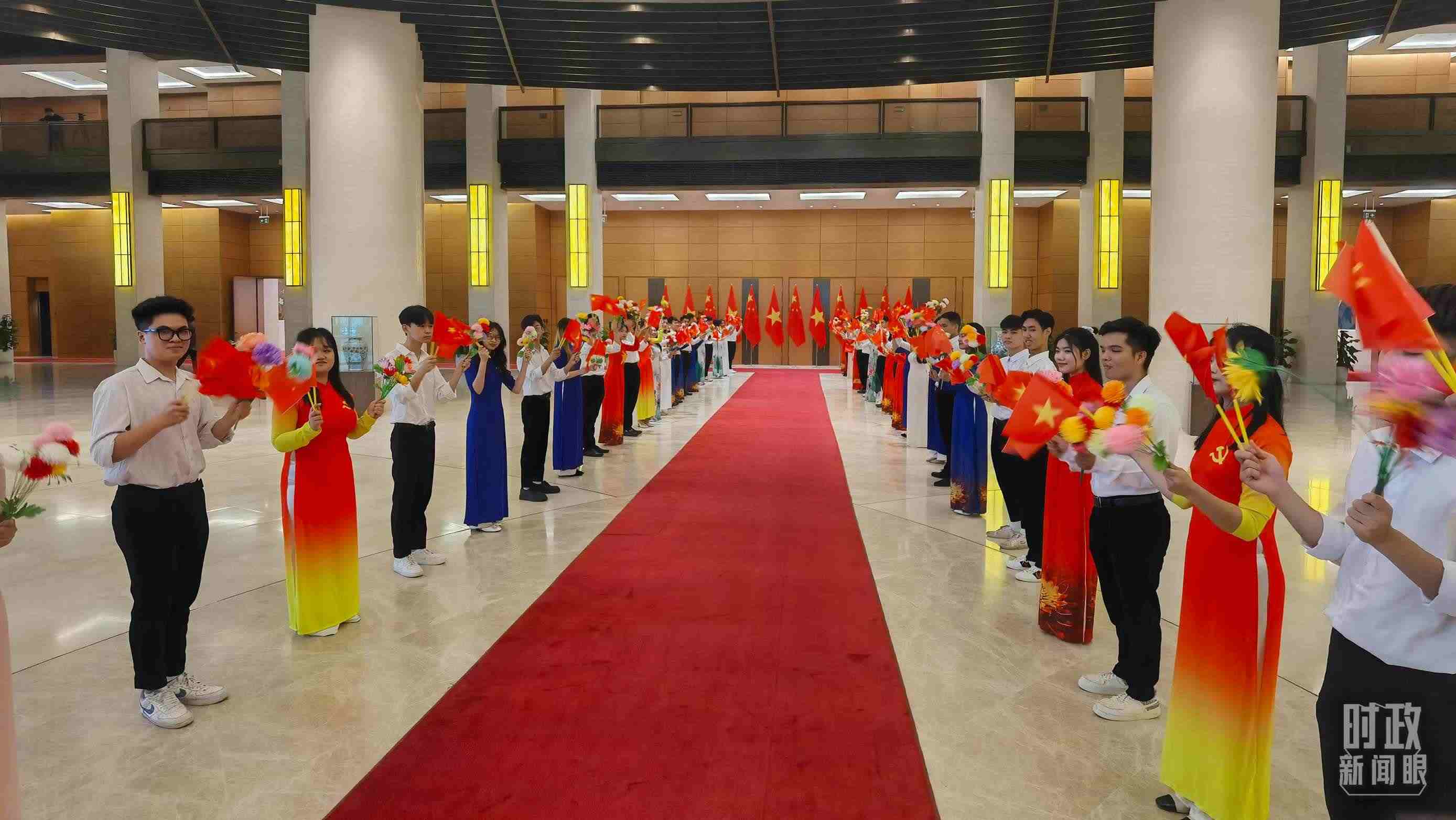 △夾道歡迎的當(dāng)?shù)厍嗄?。（總臺(tái)央視記者周志國(guó)拍攝）