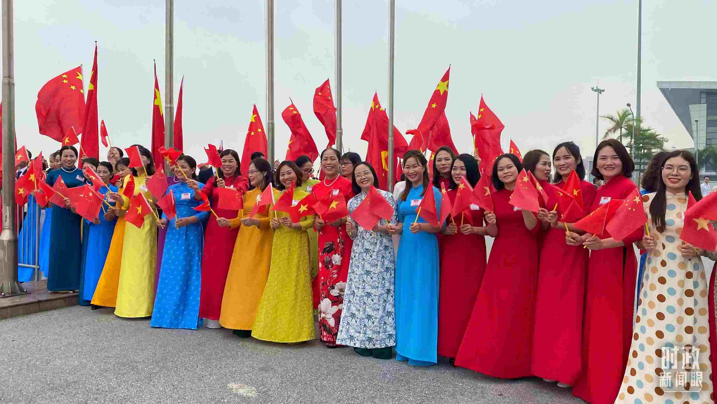△專機(jī)抵達(dá)前，400多名中越各界代表手持兩黨兩國(guó)旗幟翹首以盼。（總臺(tái)央視記者李增仁拍攝）