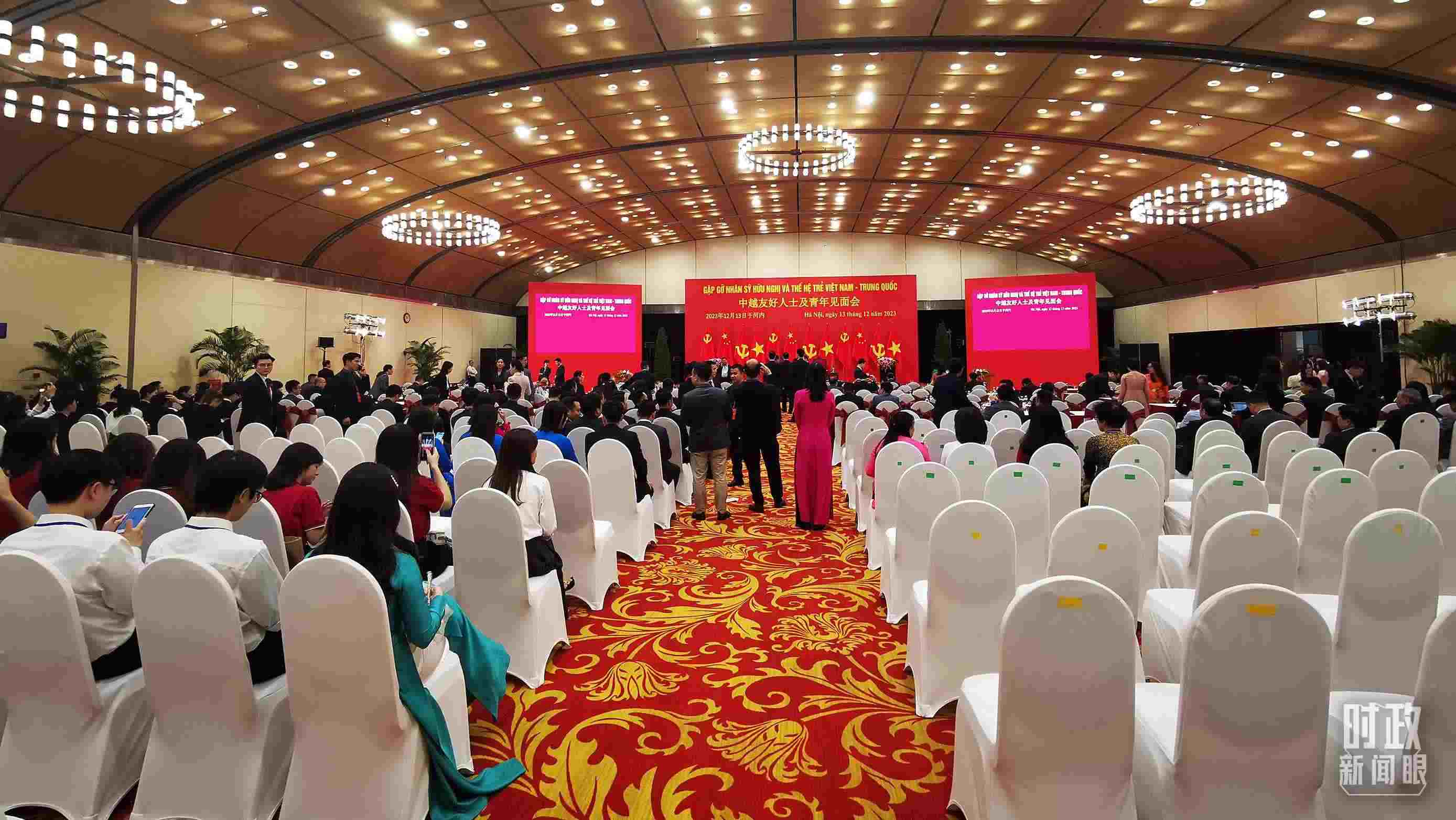 △習(xí)近平出席中越友好人士及青年見面會(huì)。這是見面會(huì)開始前的場(chǎng)景。（總臺(tái)央視記者荊偉拍攝）