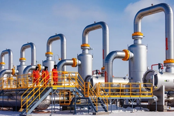 中俄東線天然氣管道黑河首站工作人員正在巡檢。受訪者供圖