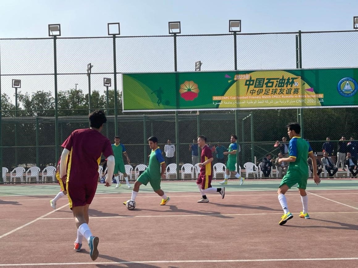 12月14日，中國(guó)石油（伊拉克）魯邁拉片區(qū)舉辦公共開放日和足球友誼賽。中國(guó)石油工程建設(shè)有限公司魯邁拉項(xiàng)目代表隊(duì)與巴士拉大學(xué)代表隊(duì)進(jìn)行了比賽，巴士拉大學(xué)代表隊(duì)獲勝。文學(xué)軍攝