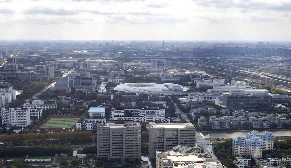 這是2023年11月25日在上海浦東新區(qū)張江科學(xué)城拍攝的形如鸚鵡螺的大科學(xué)裝置上海光源（中）（無人機(jī)照片）。新華社記者 方喆 攝