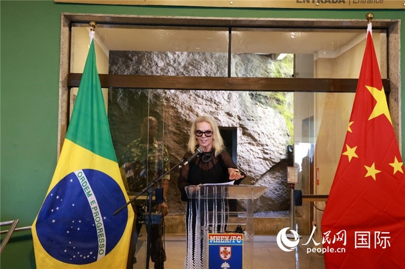 山河文化促進(jìn)中心執(zhí)行總裁瑪西婭·梅爾基奧爾在攝影展開幕式上致辭。 人民網(wǎng)記者 陳海琪攝