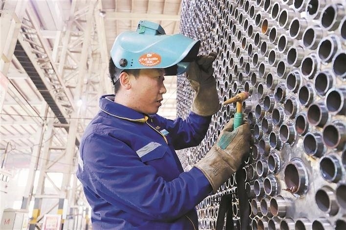 邵旭鵬在車(chē)間進(jìn)行電焊作業(yè)。受訪(fǎng)者供圖